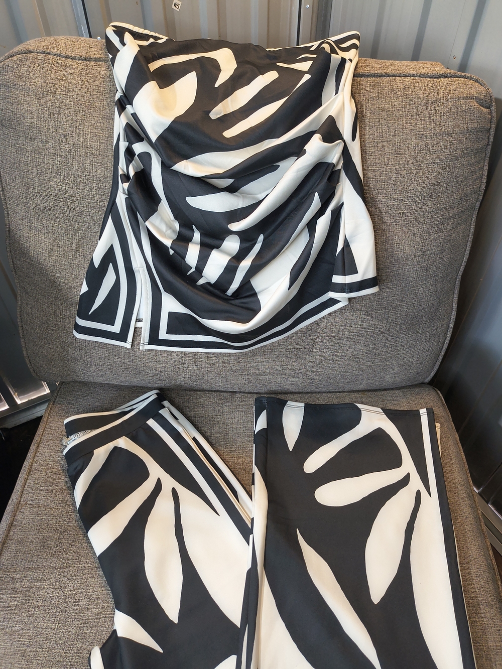 Black & White Abstract Wide-Leg Pants With Tube Top Set